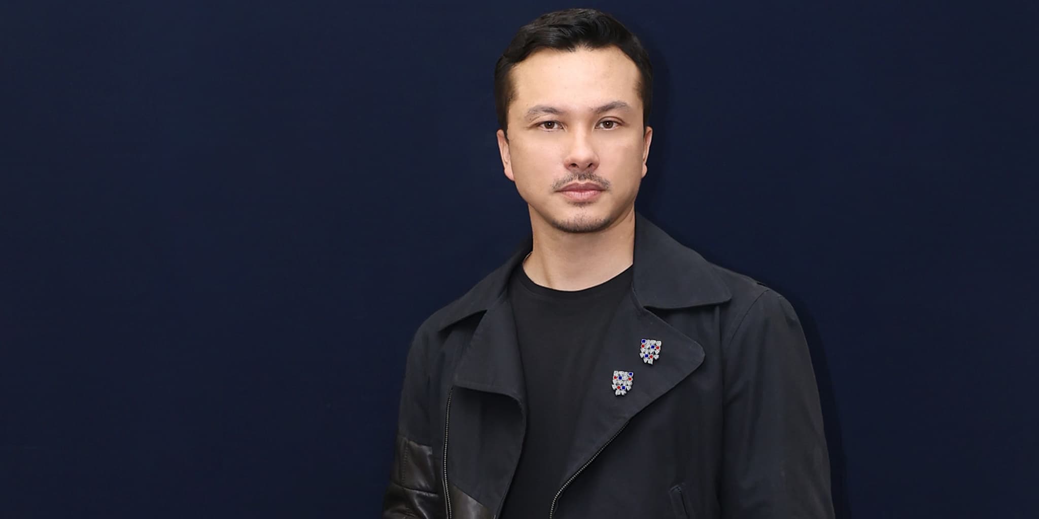 Detail Berkelas Sepasang Brooch MONDIAL yang Dikenakan Nicholas Saputra Mencuri Perhatian