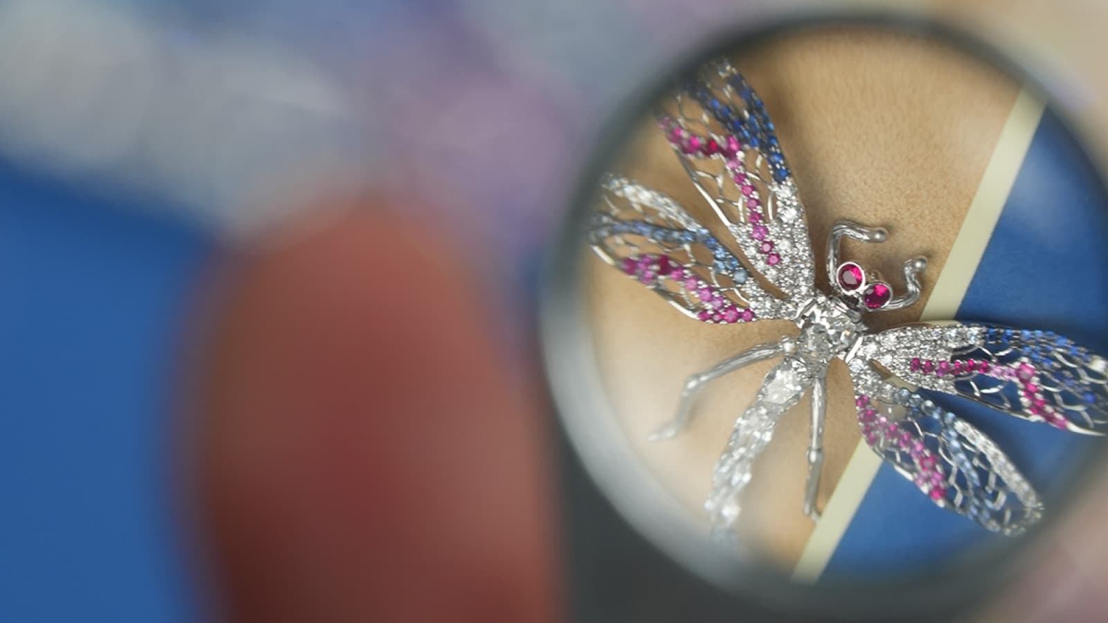 Keindahan Brooch MONDIAL dengan Sentuhan Beragam Precious Stones yang Memikat