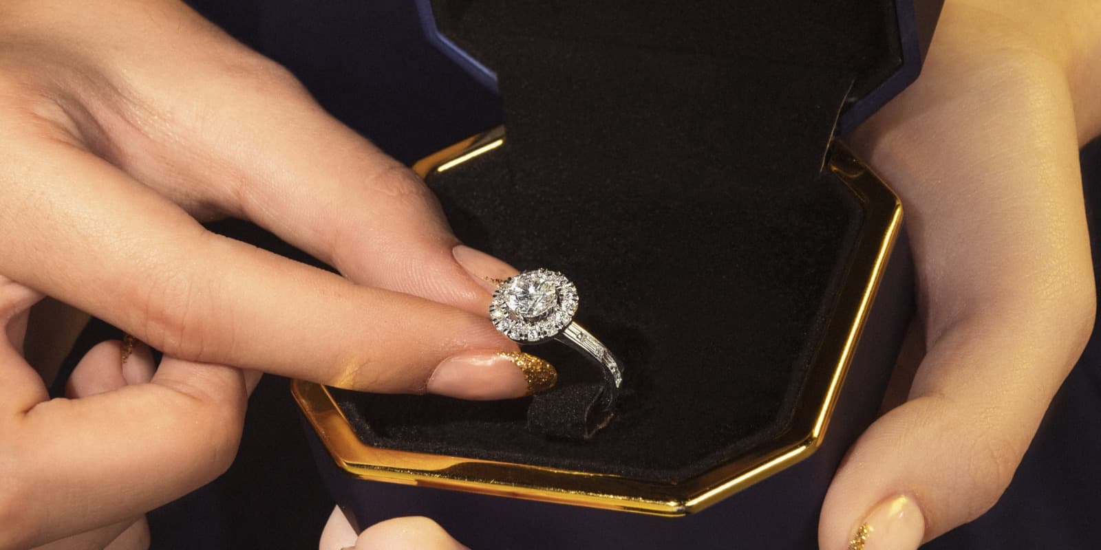 Tips Memilih Perhiasan Berlian Mewah sebagai Hadiah untuk Pernikahan ke-10 Tahun Anda