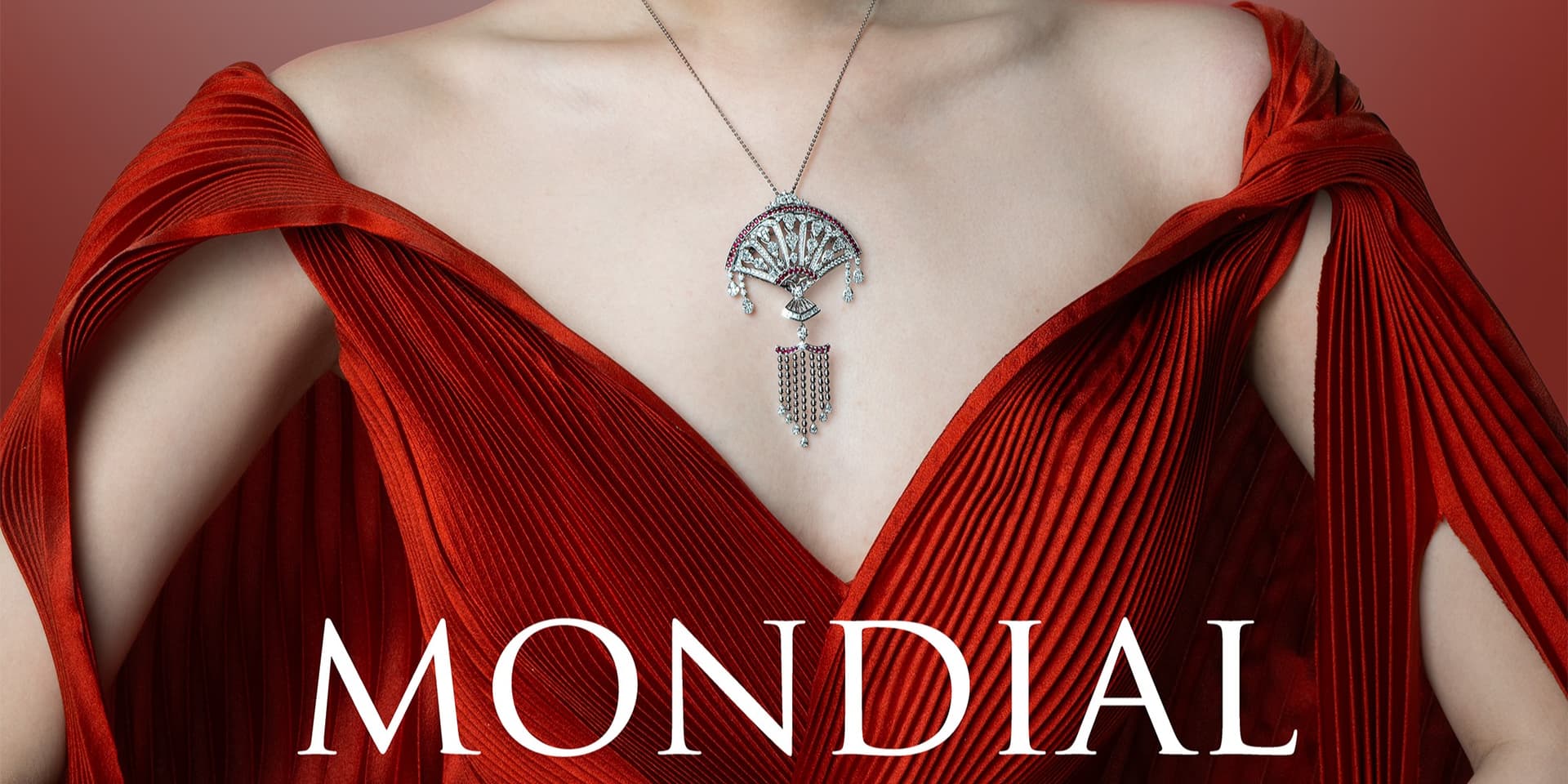 Elegansi Cheongsam dan Kalung Berlian Mewah Bentuk Kipas: Inspirasi Gaya Chinese New Year