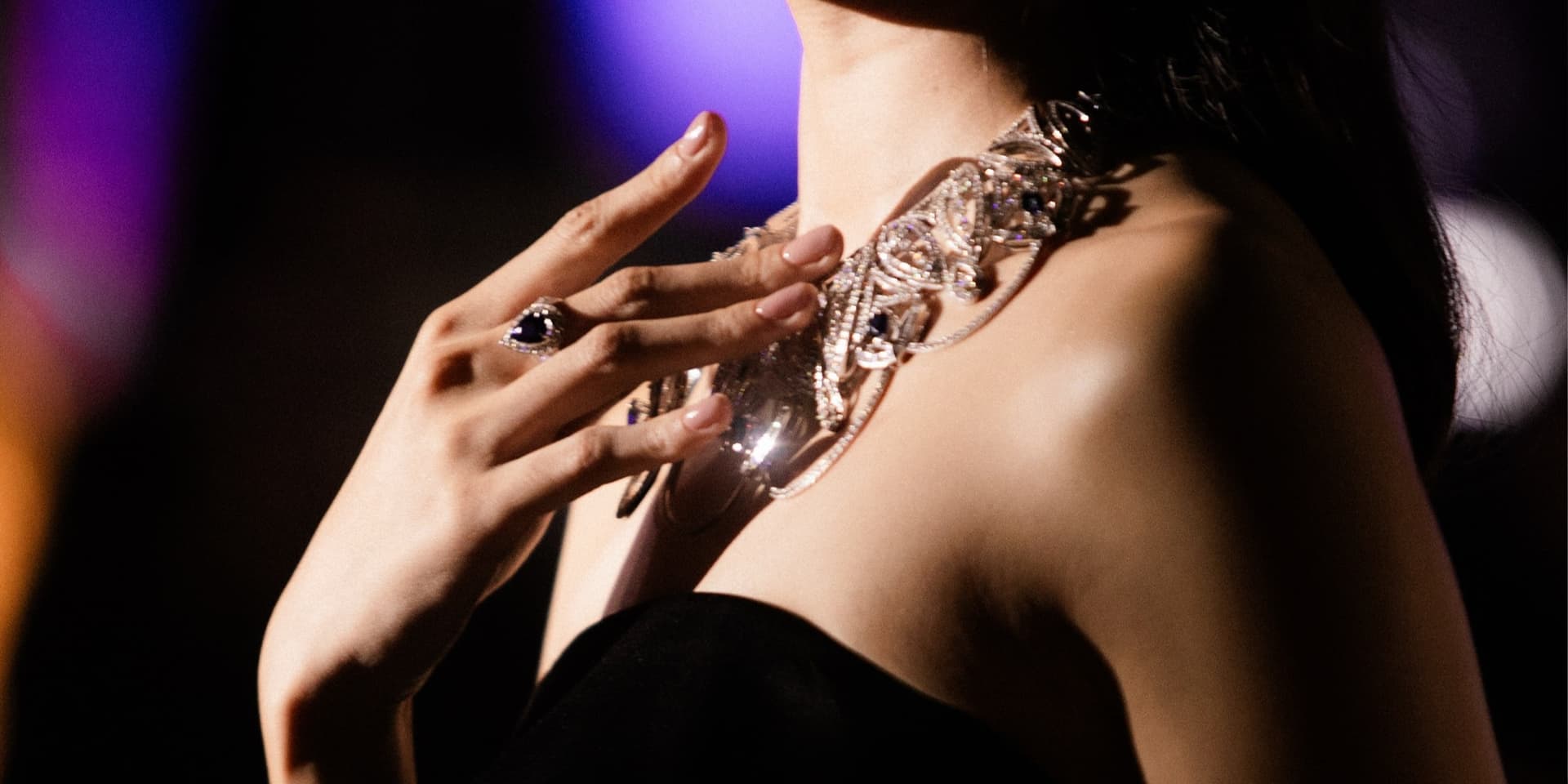 Model Cincin Berlian dan Blue Sapphire yang Memancarkan Pesona Elegan MONDIAL Gala