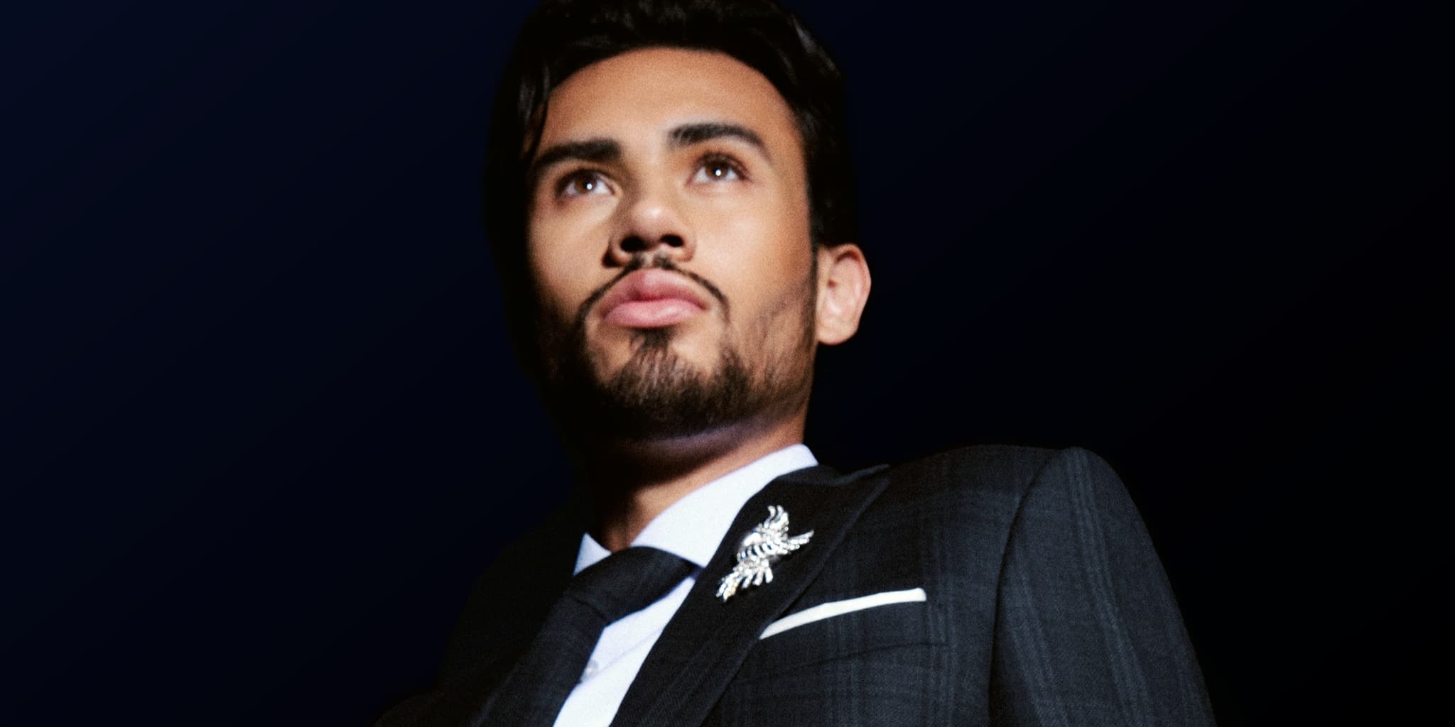 Nathan Tjoe-A-On Tampil Berkelas dengan Brooch MONDIAL Terinspirasi dari White Mirage Parrot