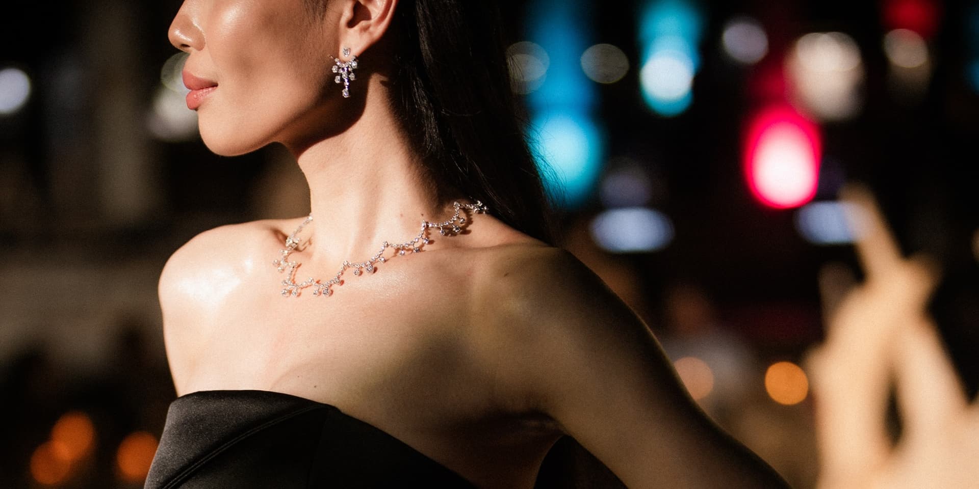 Anting Berlian Mewah MONDIAL Gala Her Glow untuk Perempuan yang Memiliki Cahayanya Sendiri