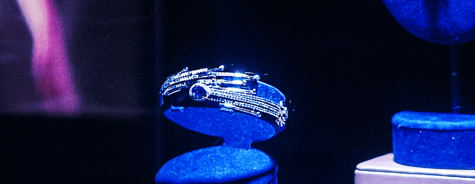 Bangle Berhiaskan Blue Sapphire Ini Menyampaikan Arti yang Unik Melalui Desainnya