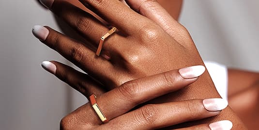 Cukup Pakai Cincin Emas, Kamu Bisa Tampil Stylish & Cantik saat Liburan