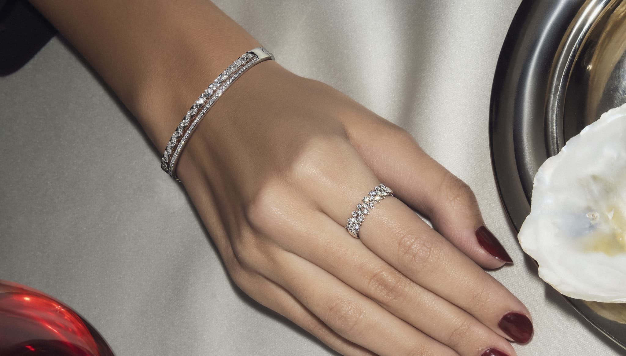 5 Tips Tampil Trendy di Tahun Ini Hanya dengan Memakai Gelang Bangles!