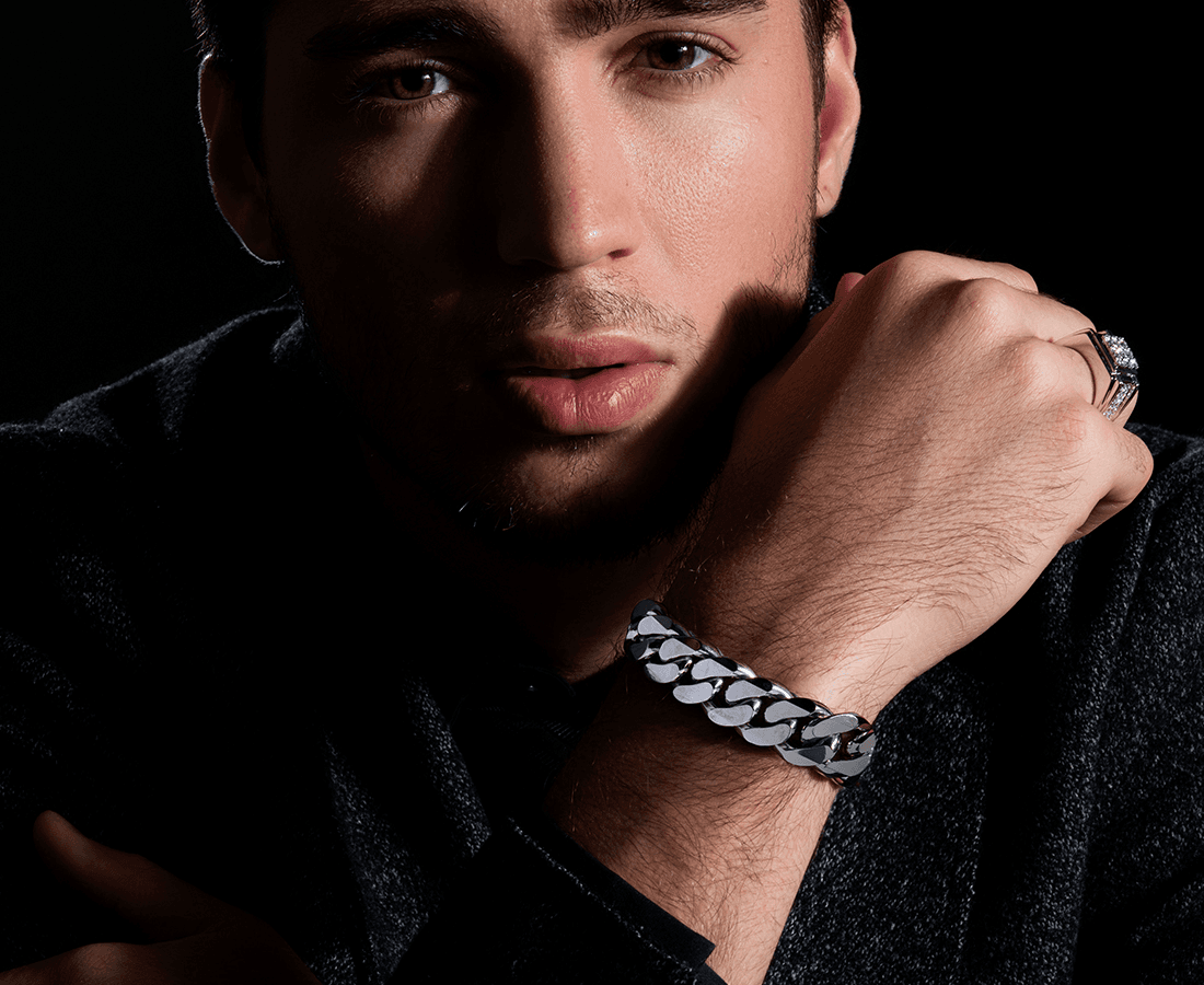 Cara Memakai Perhiasan Pria, Termasuk Kalung Berlian Pria tanpa Canggung