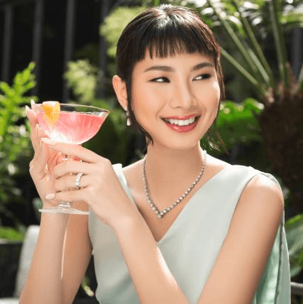 5 Tips Tampil Menawan dengan Dress Simpel dan Perhiasan Berlian