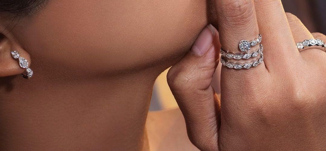 Memakai Anting Emas dengan Berlian, Style Kamu Dijamin Makin Mewah Setiap Hari