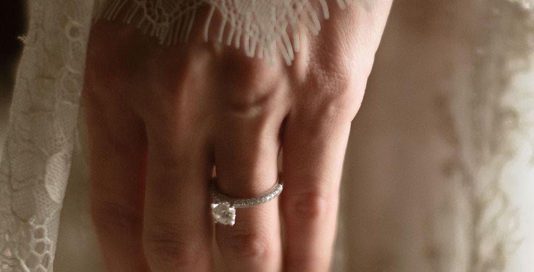 Tips Memilih Cincin Tunangan Emas Putih dengan Berlian, Lamaran Pasti Diterima