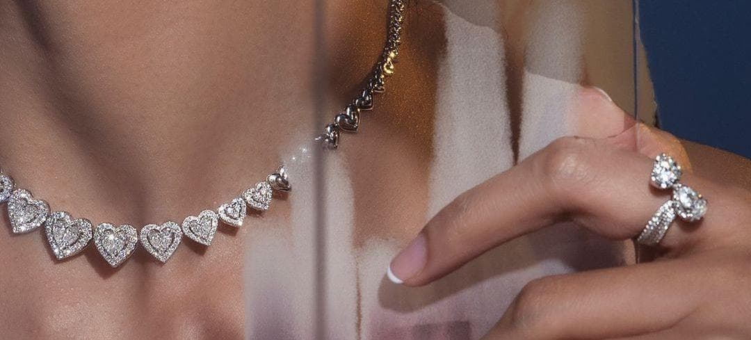 Beberapa Jenis Atasan yang Cocok Dikombinasikan dengan Kalung Liontin