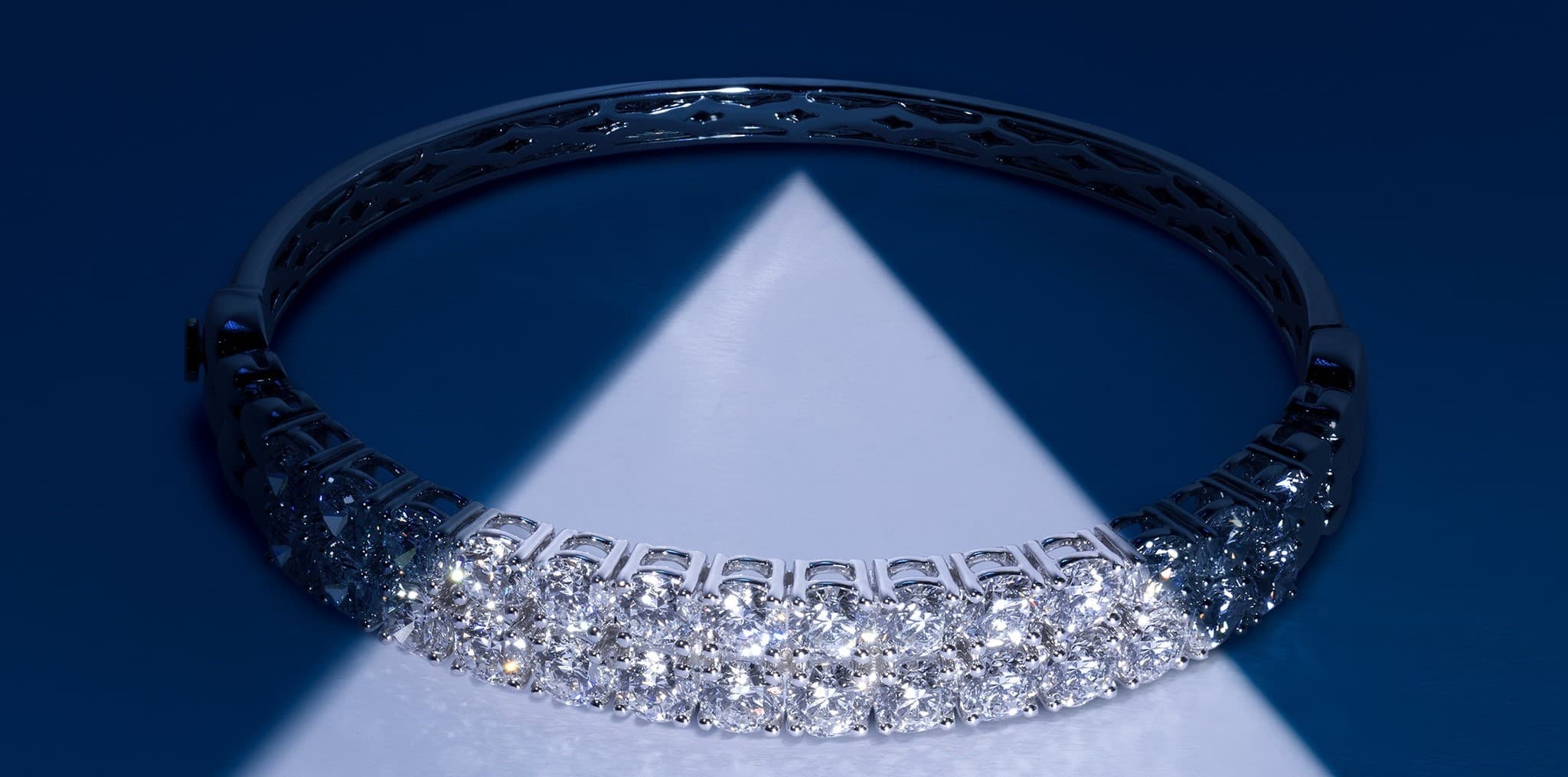 6 Tips Tampil Fresh dengan Mix and Match Diamond Bangle dan Outfit Liburan