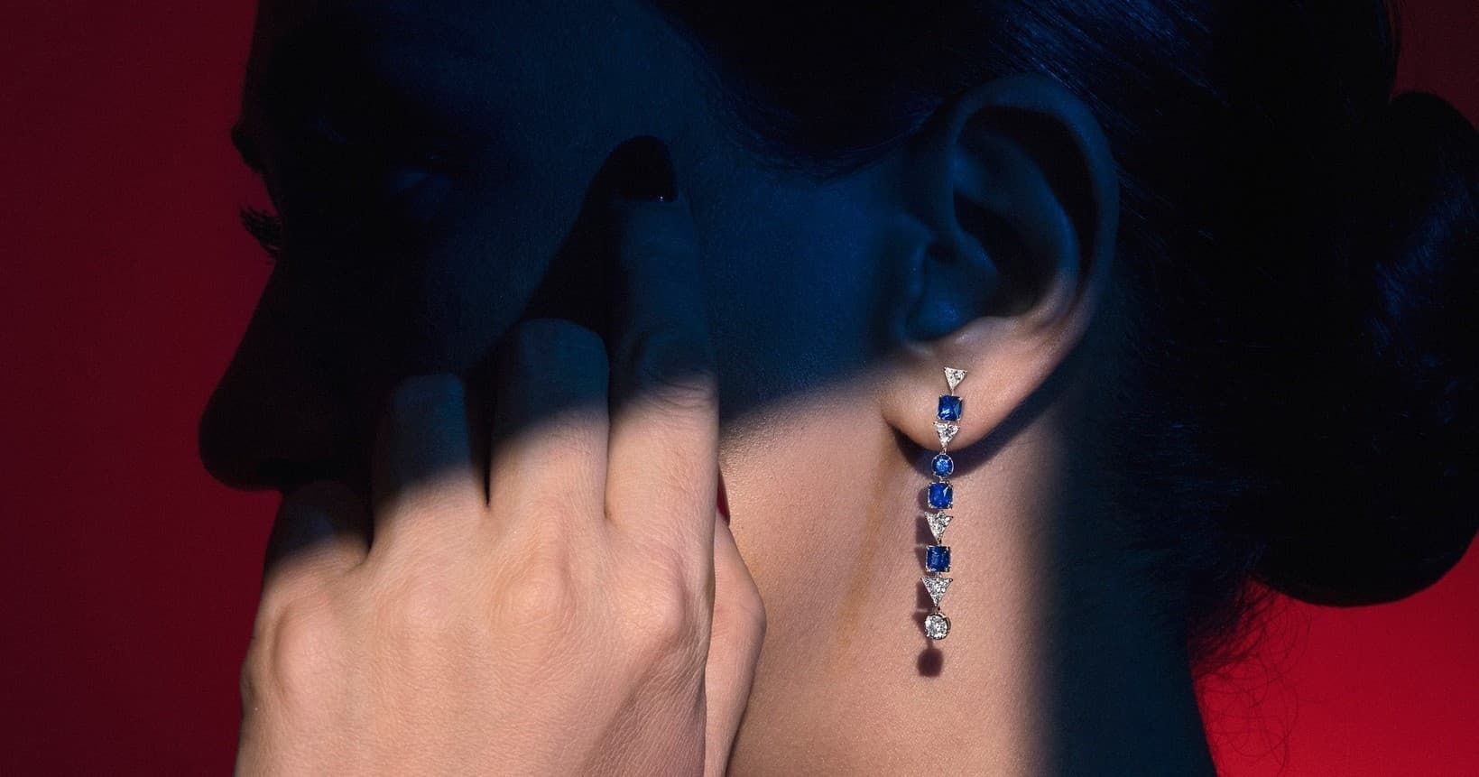 Anti Boring! Ini Dia Hairstyle Terbaik Saat Kenakan Anting Emas dengan Berlian dan Precious Stone