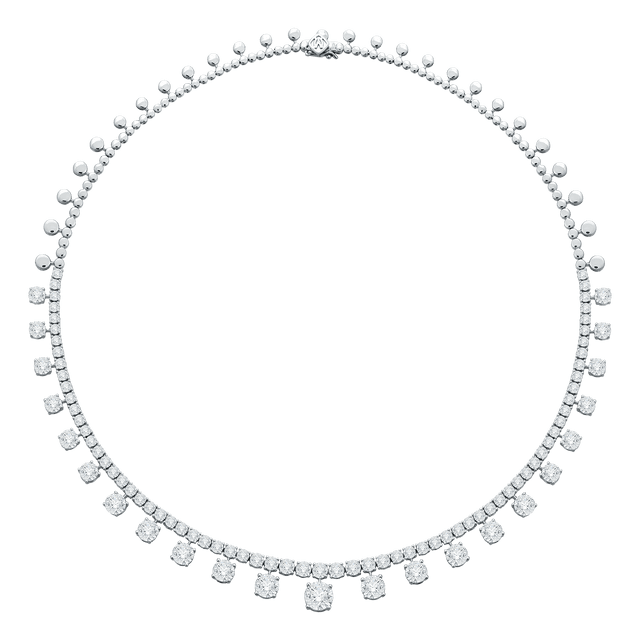 Indahnya Cahaya Bulan Musim Panas Tertangkap dalam Perhiasan