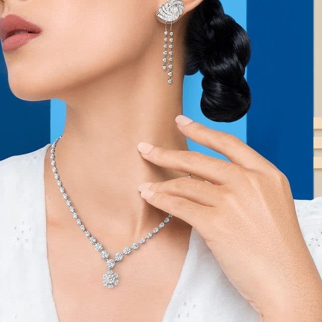 Cara Keren Memakai Kalung Emas yang Berhiaskan Berlian Setiap Hari