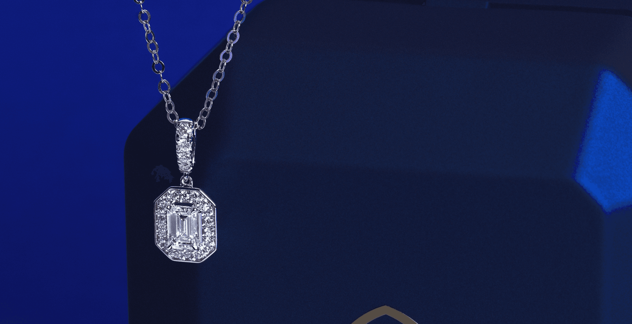 Liontin dengan Bentuk Berlian Terpopuler Sepanjang Masa, Sudahkah Kamu Memilikinya?