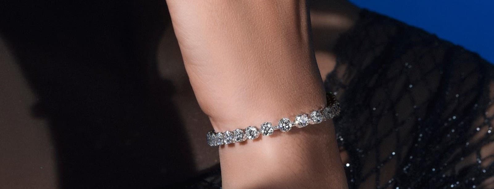 Ide Style Outfit dengan Gelang yang Lagi Trend Sekarang