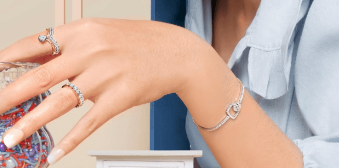 Cara Memilih Anting-Anting Berlian Terbaru bagi Pemula setelah Menindik Telinga